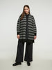 Strickmantel in Schwarz/Weiss mit Masche zum Binden von Mat Fashion_grosse Grössen_DE BOER plus_5