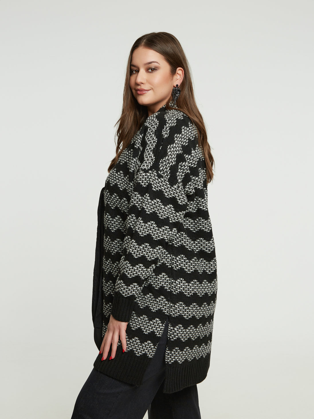 Strickmantel in Schwarz/Weiss mit Masche zum Binden von Mat Fashion_grosse Grössen_DE BOER plus_3