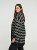 Strickmantel in Schwarz/Weiss mit Masche zum Binden von Mat Fashion_grosse Grössen_DE BOER plus_3