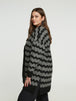Strickmantel in Schwarz/Weiss mit Masche zum Binden von Mat Fashion_grosse Grössen_DE BOER plus_3
