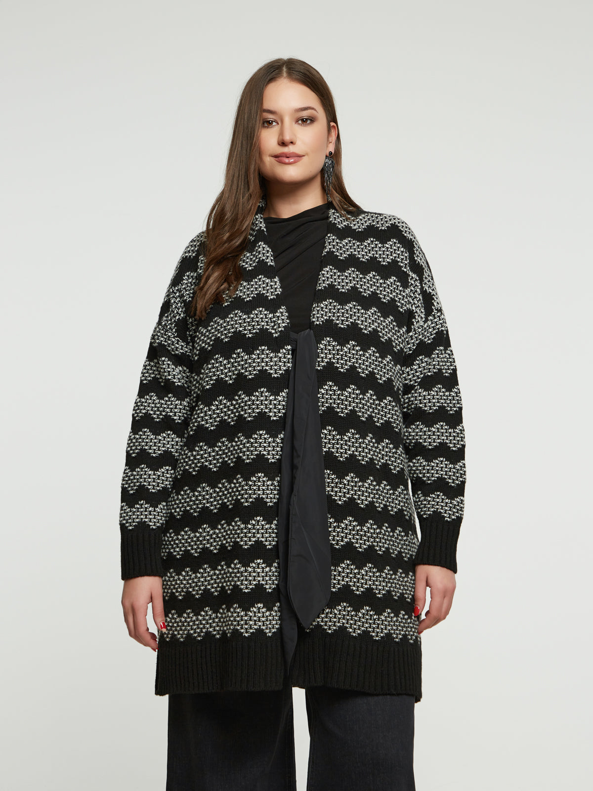 Strickmantel in Schwarz/Weiss mit Masche zum Binden von Mat Fashion_grosse Grössen_DE BOER plus_2