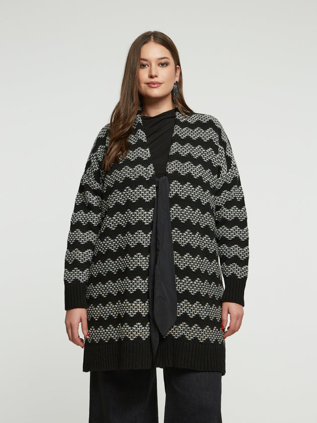 Strickmantel in Schwarz/Weiss mit Masche zum Binden von Mat Fashion_grosse Grössen_DE BOER plus_2