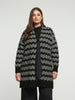 Strickmantel in Schwarz/Weiss mit Masche zum Binden von Mat Fashion_grosse Grössen_DE BOER plus_2