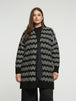 Strickmantel in Schwarz/Weiss mit Masche zum Binden von Mat Fashion_grosse Grössen_DE BOER plus_2