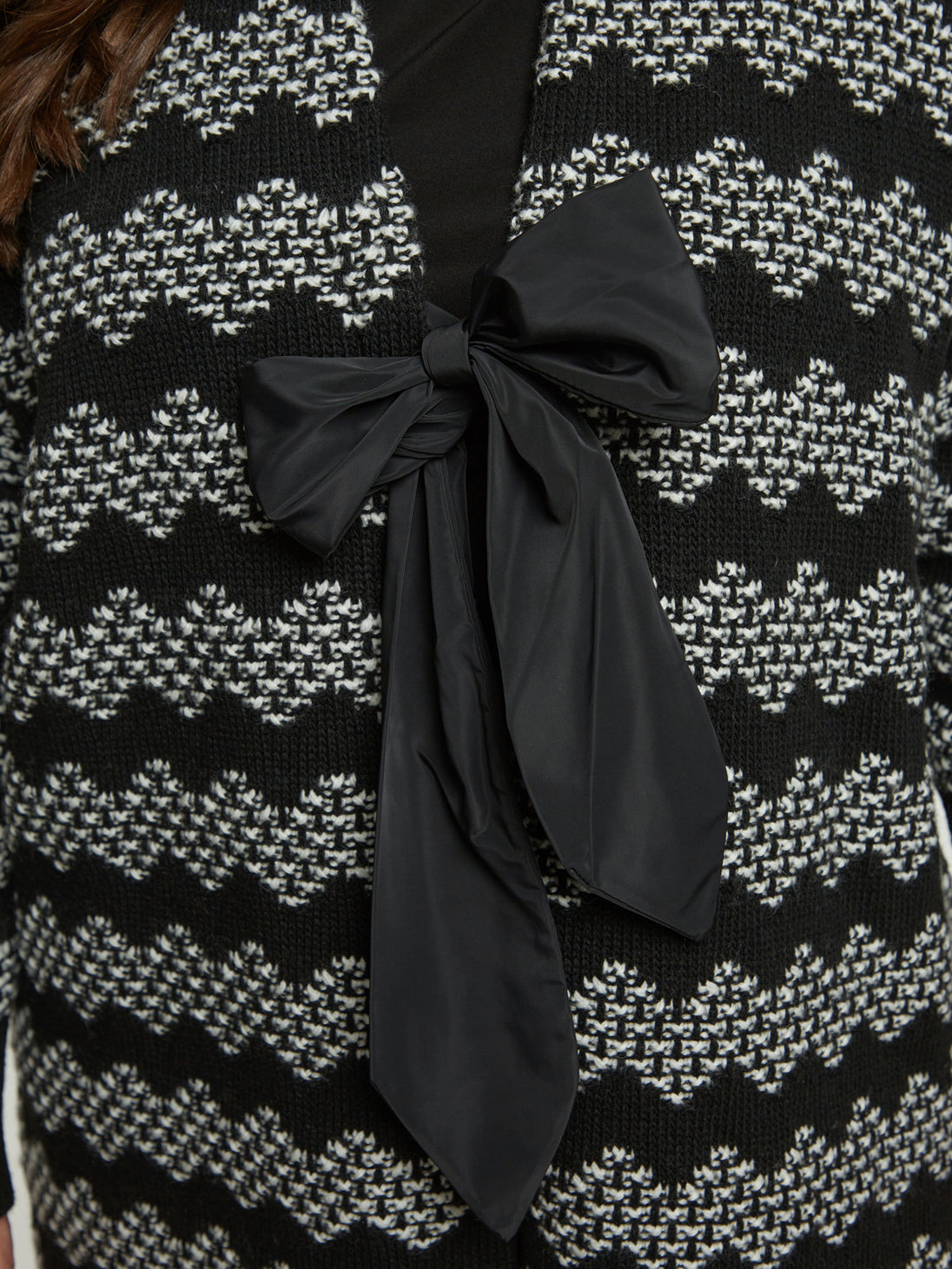 Strickmantel in Schwarz/Weiss mit Masche zum Binden von Mat Fashion_grosse Grössen_DE BOER plus_7