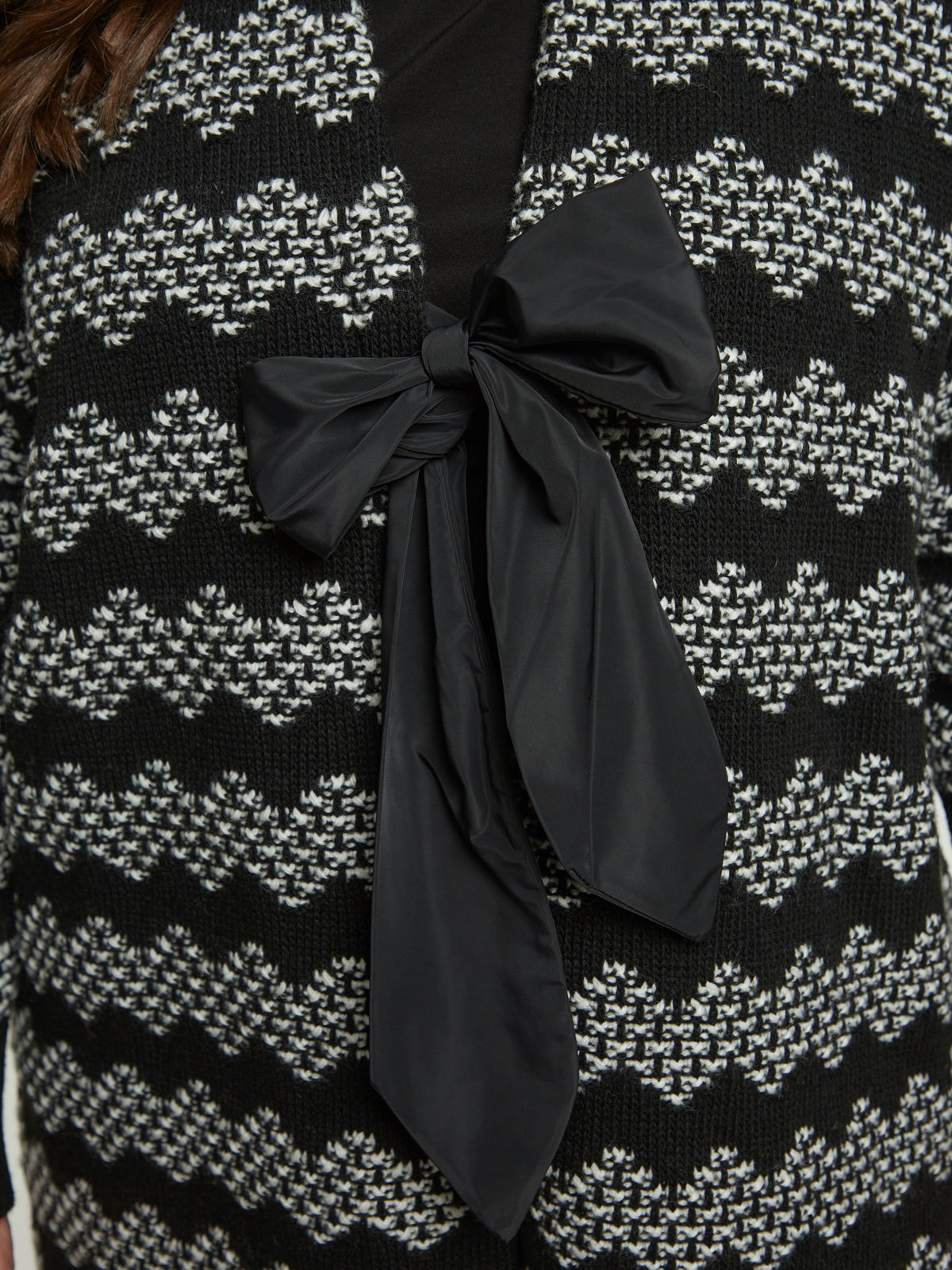 Strickmantel in Schwarz/Weiss mit Masche zum Binden von Mat Fashion_grosse Grössen_DE BOER plus_7