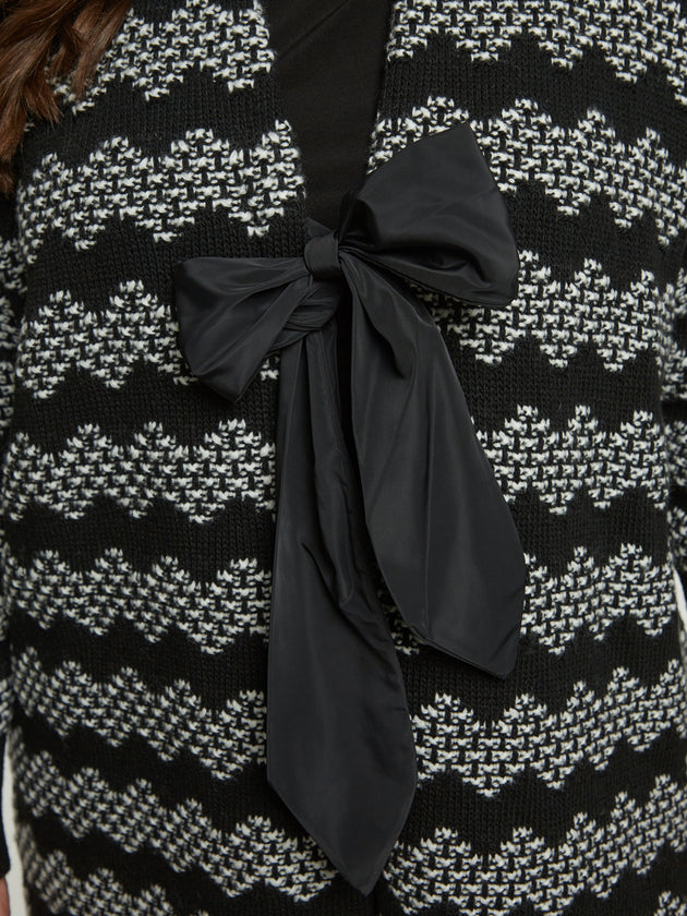 Strickmantel in Schwarz/Weiss mit Masche zum Binden von Mat Fashion_grosse Grössen_DE BOER plus_7