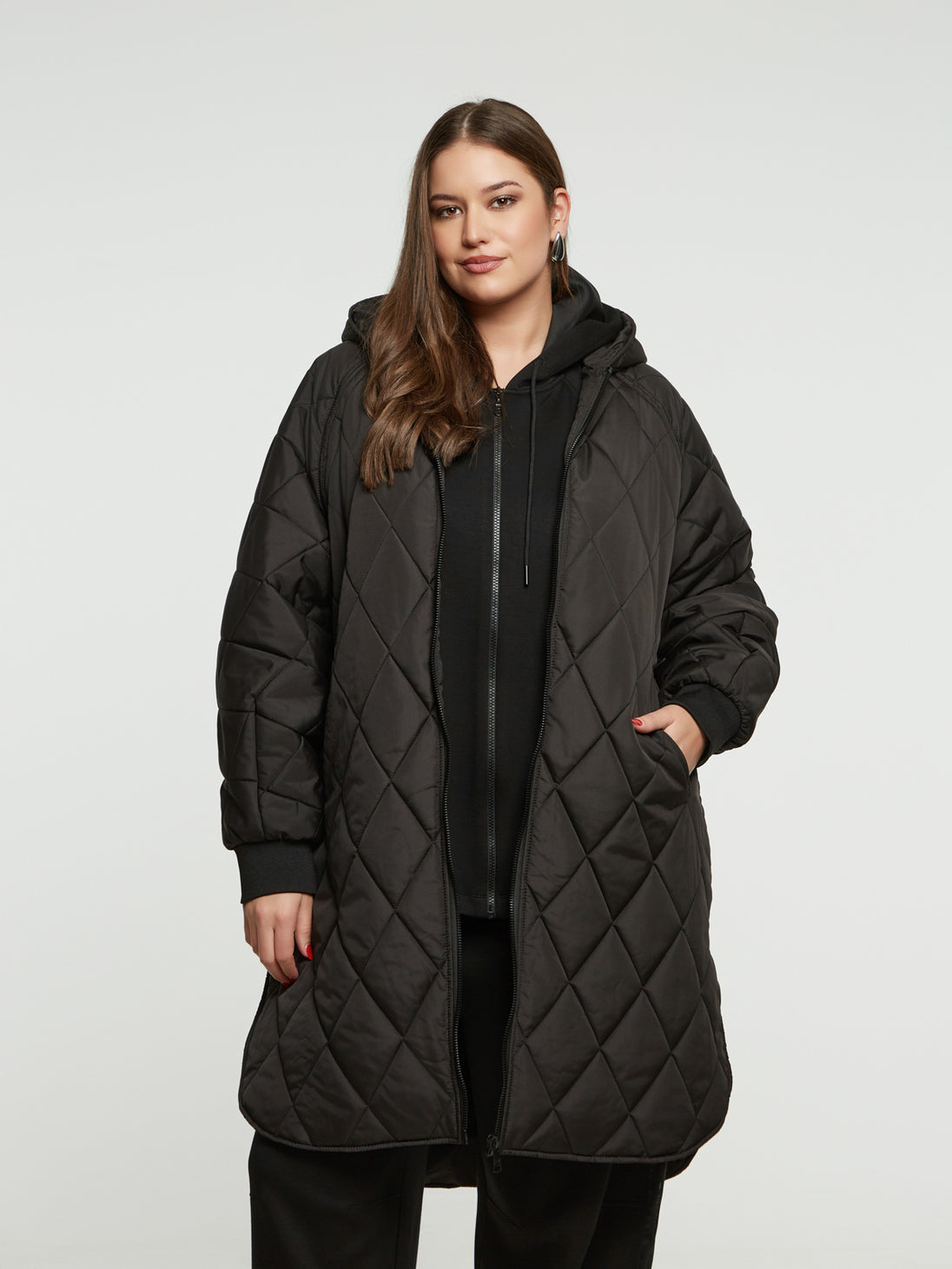 Wintermantel mit Kapuze in Schwarz von Mat Fashion_grosse Grössen_DE BOER plus Luzern_1