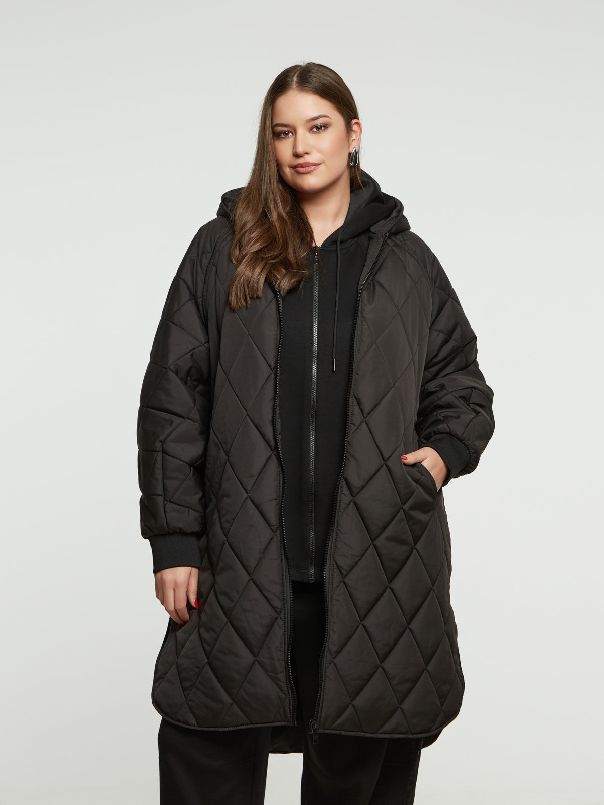 Wintermantel mit Kapuze in Schwarz von Mat Fashion_grosse Grössen_DE BOER plus Luzern_1