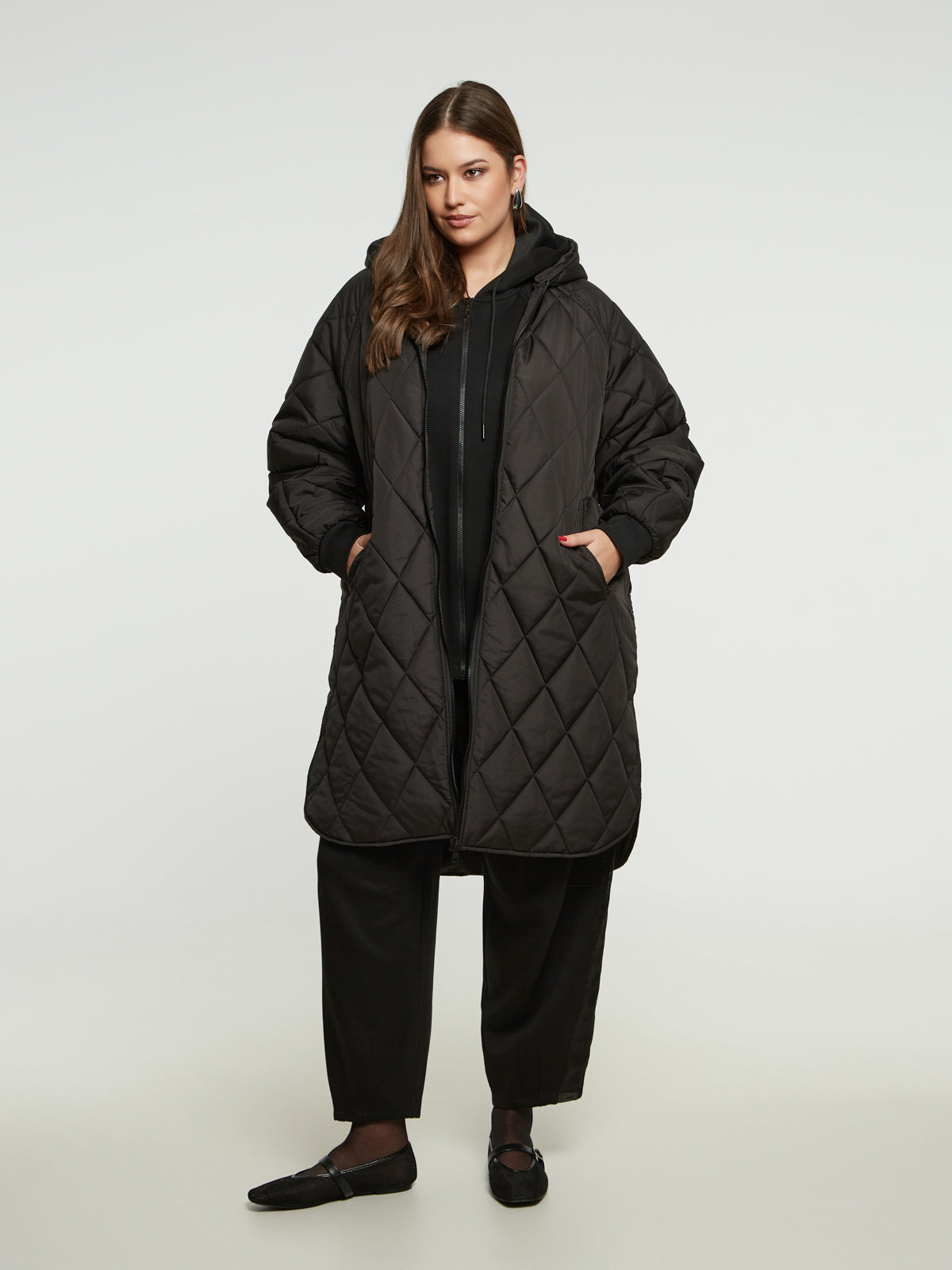 Wintermantel mit Kapuze in Schwarz von Mat Fashion_grosse Grössen_DE BOER plus Luzern_3