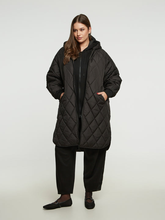Wintermantel mit Kapuze in Schwarz von Mat Fashion_grosse Grössen_DE BOER plus Luzern_3