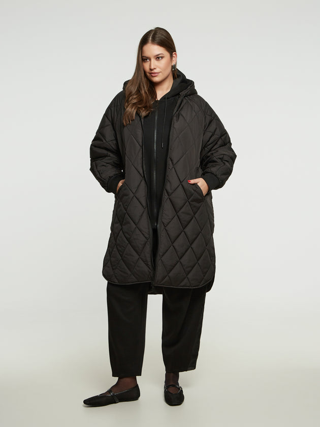 Wintermantel mit Kapuze in Schwarz von Mat Fashion_grosse Grössen_DE BOER plus Luzern_3