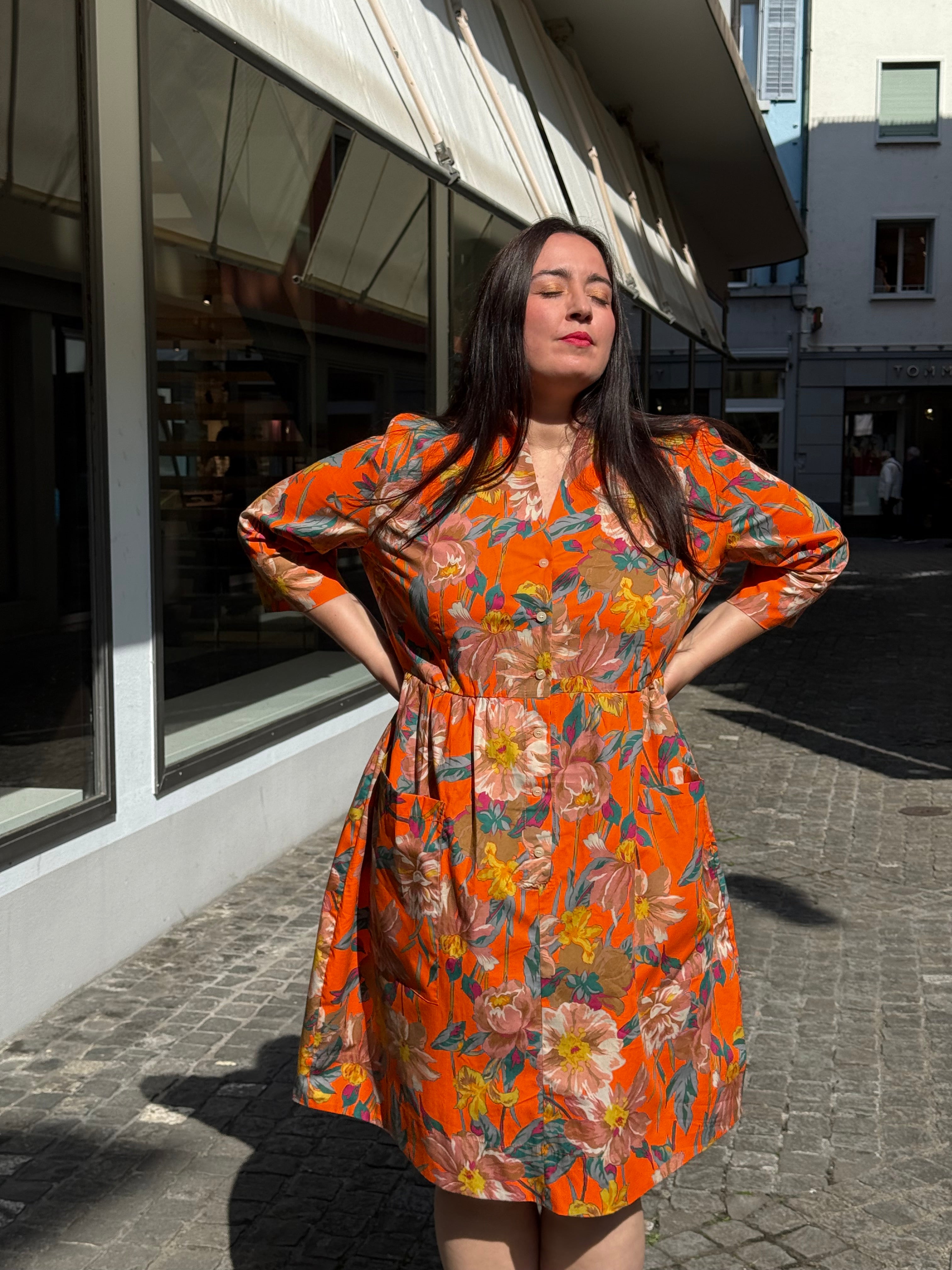 Printkleid in Orange von Alembika_grossen Grösse_DE BOER plus Luzern 