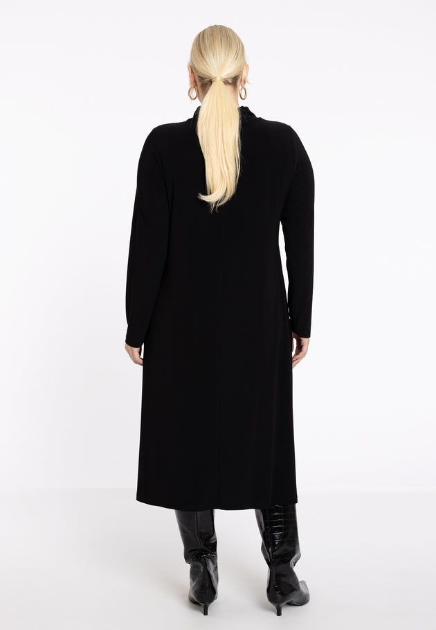 Jersey-Kleid in Schwarz mit kleinem fallenden Stehkragen von YOEK_grossen Grössen_DE BOER plus Luzern_4