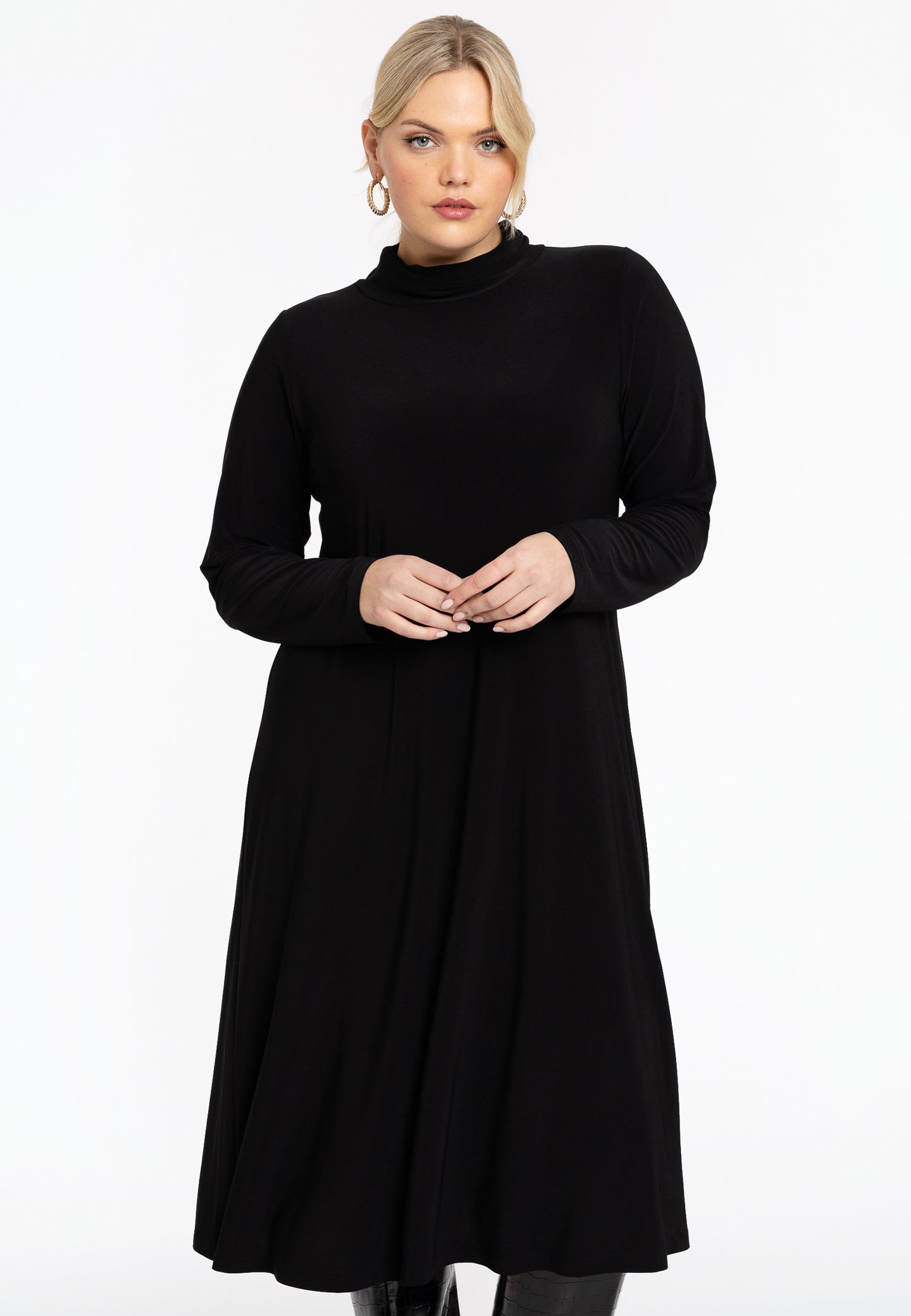 Jersey-Kleid in Schwarz mit kleinem fallenden Stehkragen von YOEK_grossen Grössen_DE BOER plus Luzern_3