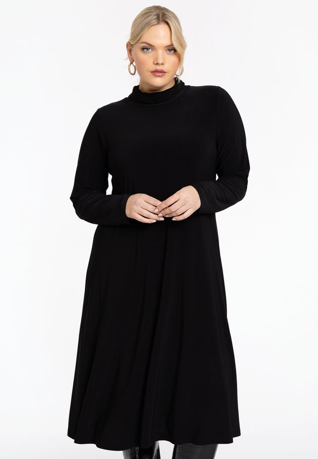 Jersey-Kleid in Schwarz mit kleinem fallenden Stehkragen von YOEK_grossen Grössen_DE BOER plus Luzern_3
