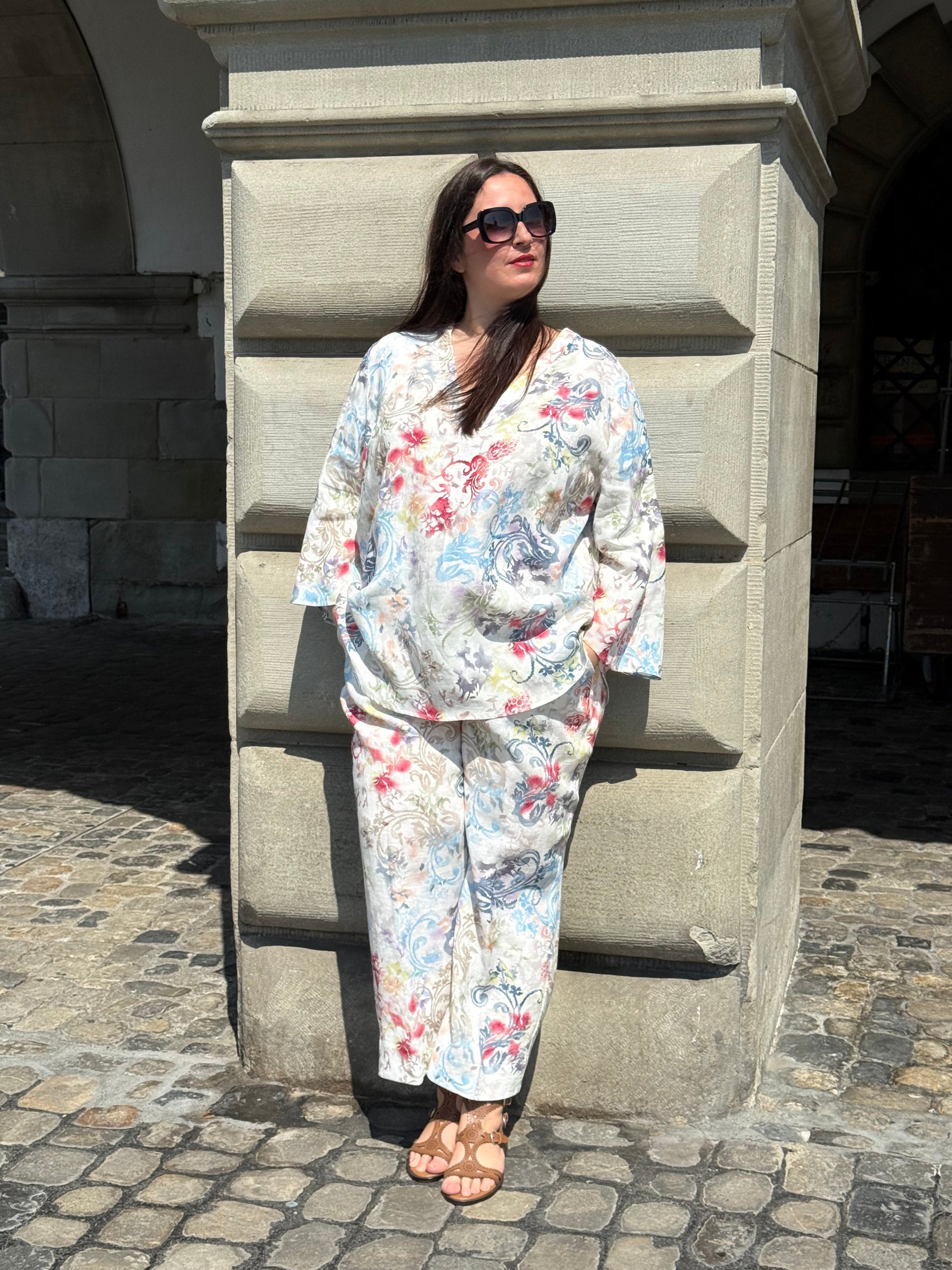 Leinenbluse mit Hose in Fantasieprint von BACKSTAGE_grosse Grössen_DE BOER plus Luzern 