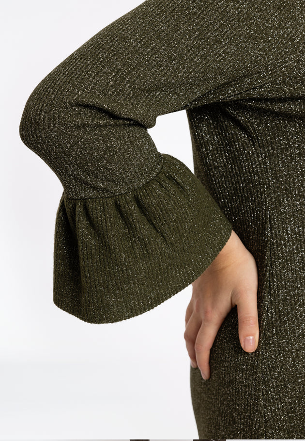 Kleid mit feinem Lurex in Khaki mit kleinem Volant am Arm von YOEK_grosse Grössen_DE BOER plus Luzern_3