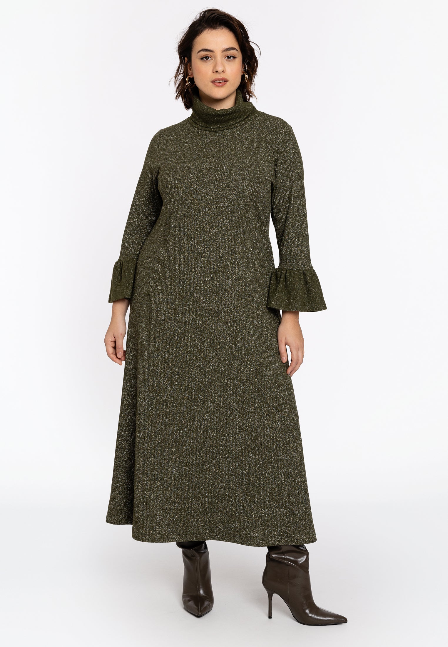 Kleid mit feinem Lurex in Khaki mit kleinem Volant am Arm von YOEK_grosse Grössen_DE BOER plus Luzern_2
