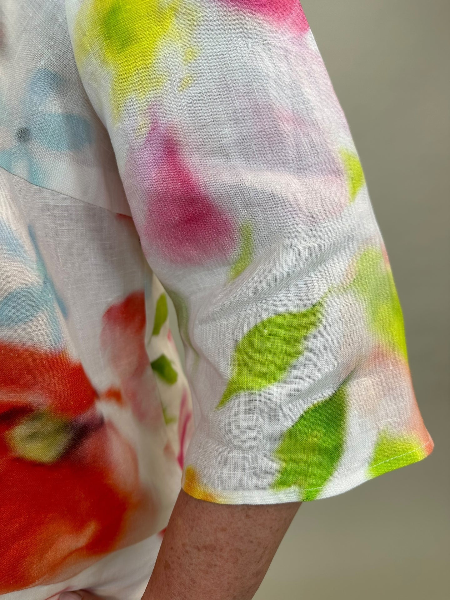 Leinenbluse mit Fantasie-Blumenprint von Backstage_grosse Grössen_DE BOER plus  Luzern_4