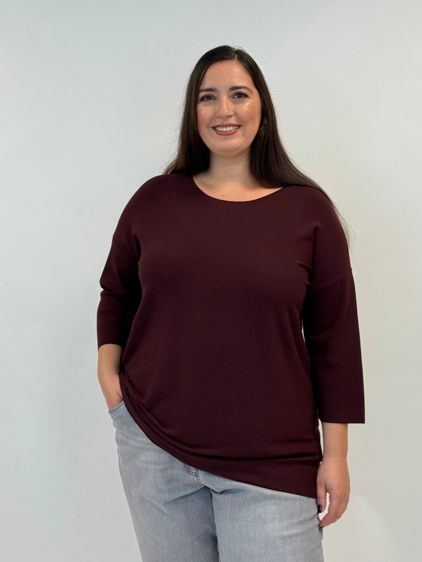 rundhals Pullover aus Viskose in Bordeaux von Handmade_grosse Grössen_DE BOER plus Luzern_1