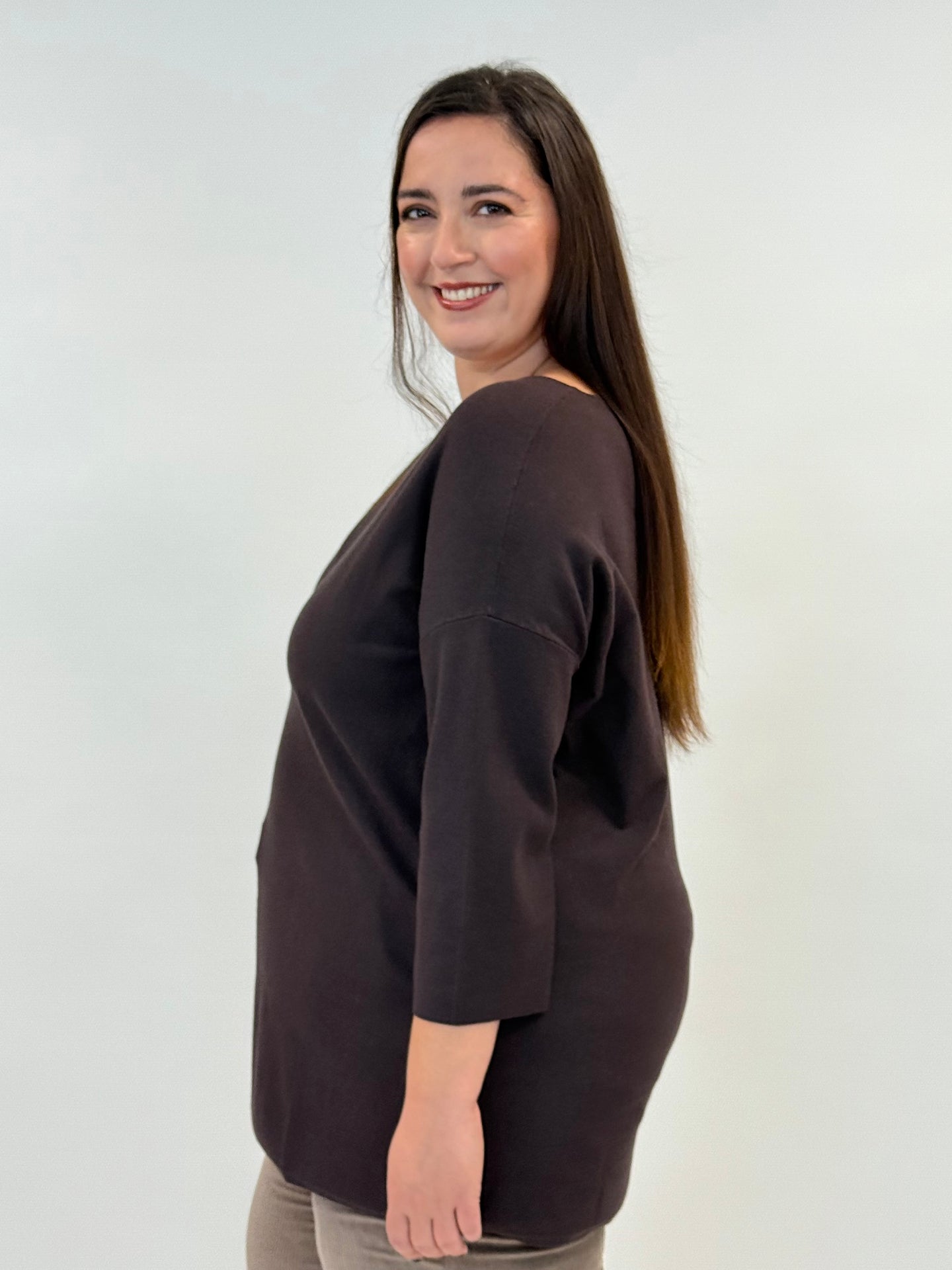 Modern-Basic Pullover mit rundhals Ausschnitt in Dunkelbraun von Handmade_grosse Grössen_DE BOER plus_4