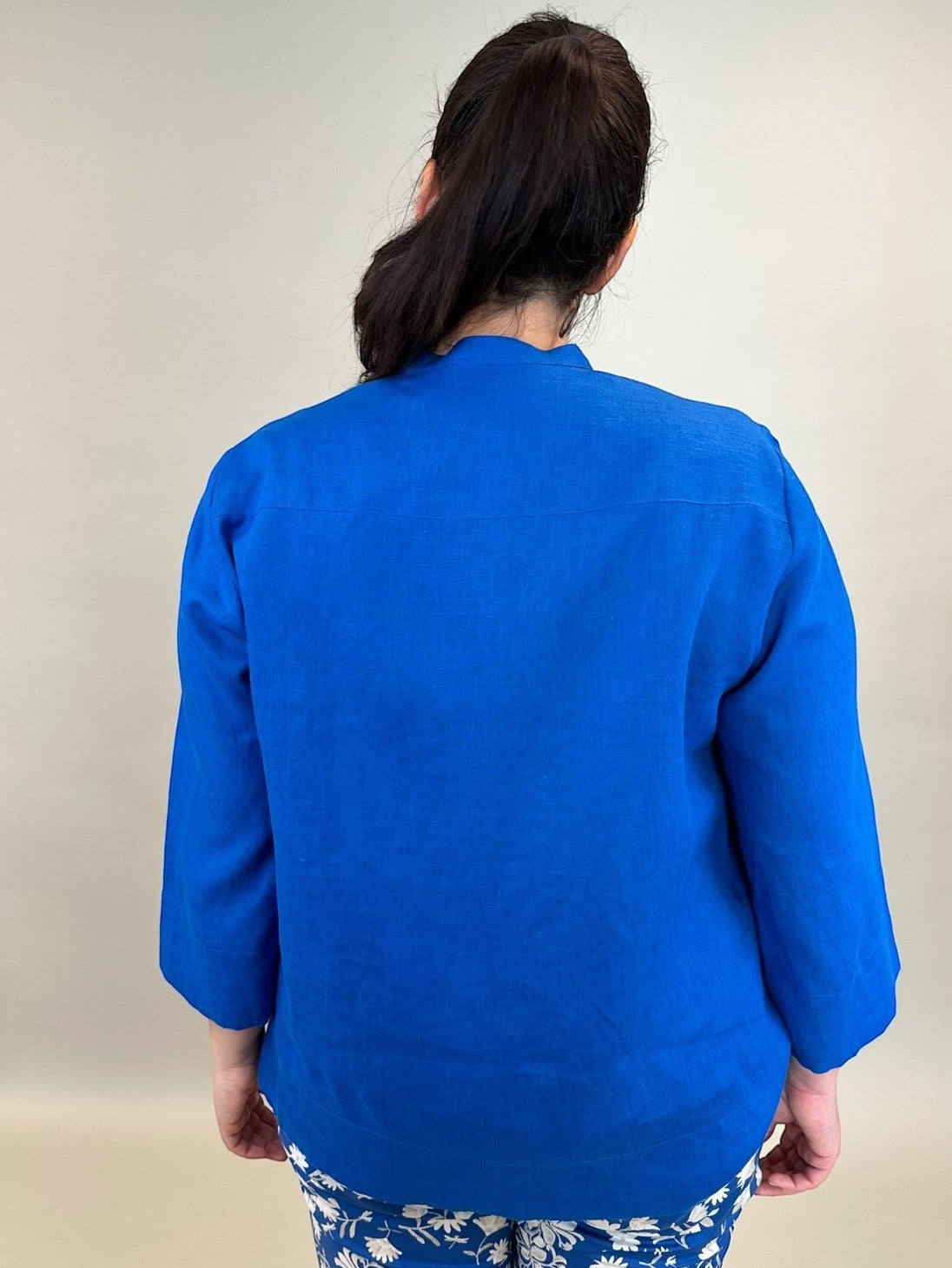 köngisblaue Leinenbluse mit Stehkragen von Elena Mirò_grosse Grössen_DE BOER plus Luzern