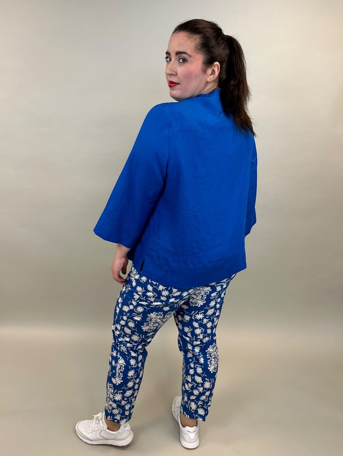 köngisblaue Leinenbluse mit Stehkragen von Elena Mirò_grosse Grössen_DE BOER plus Luzern
