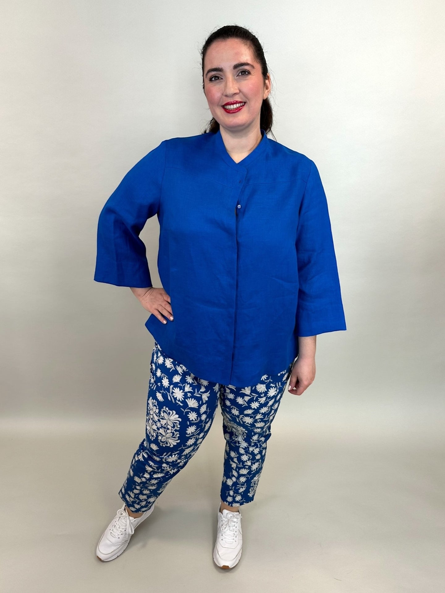 köngisblaue Leinenbluse mit Stehkragen von Elena Mirò_grosse Grössen_DE BOER plus Luzern