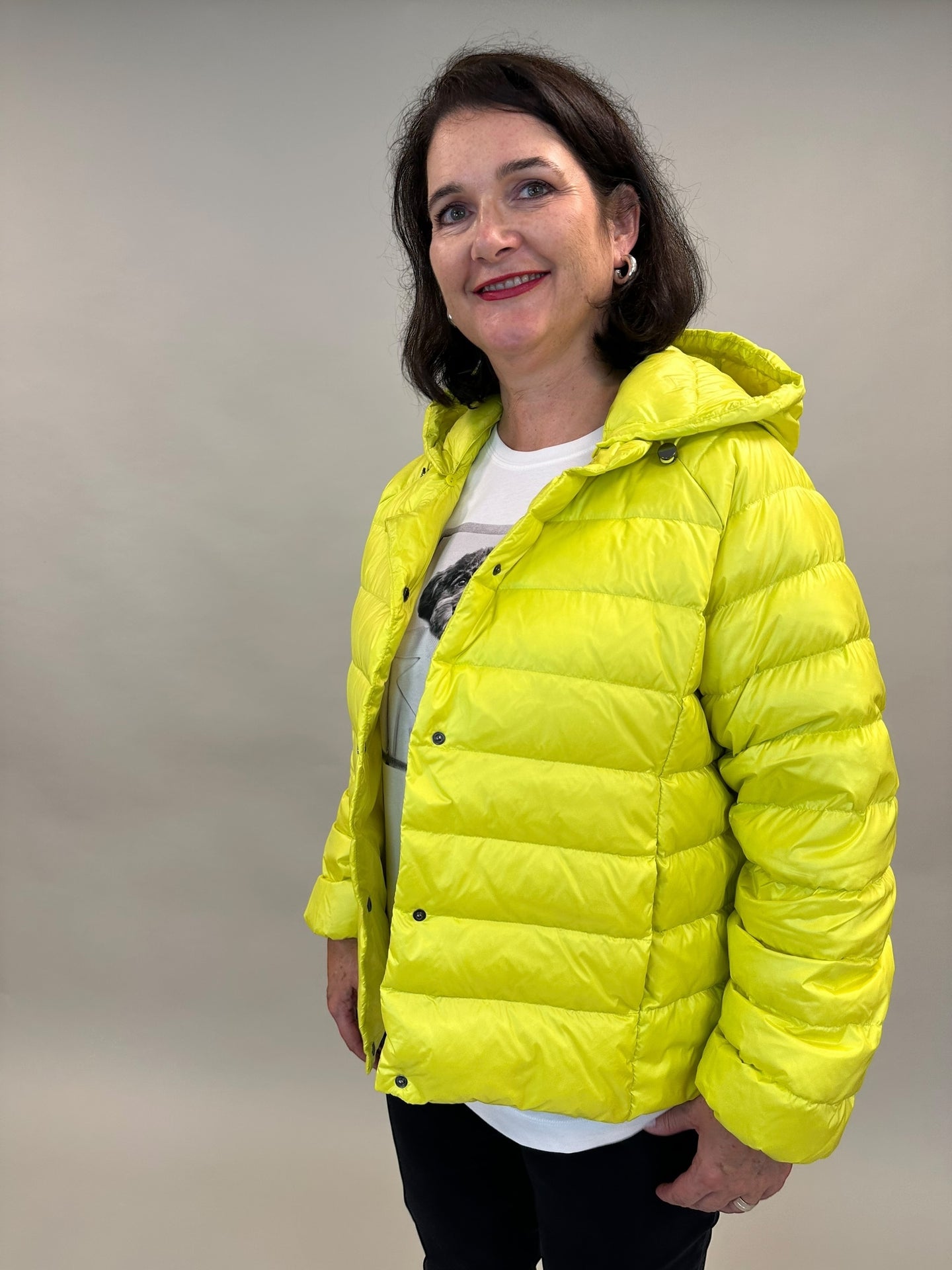 schwarzes Viskose SGelbe leichte Daunenjacke von Elene Mirò - grosse Grössen - DE BOER plus Luzern 