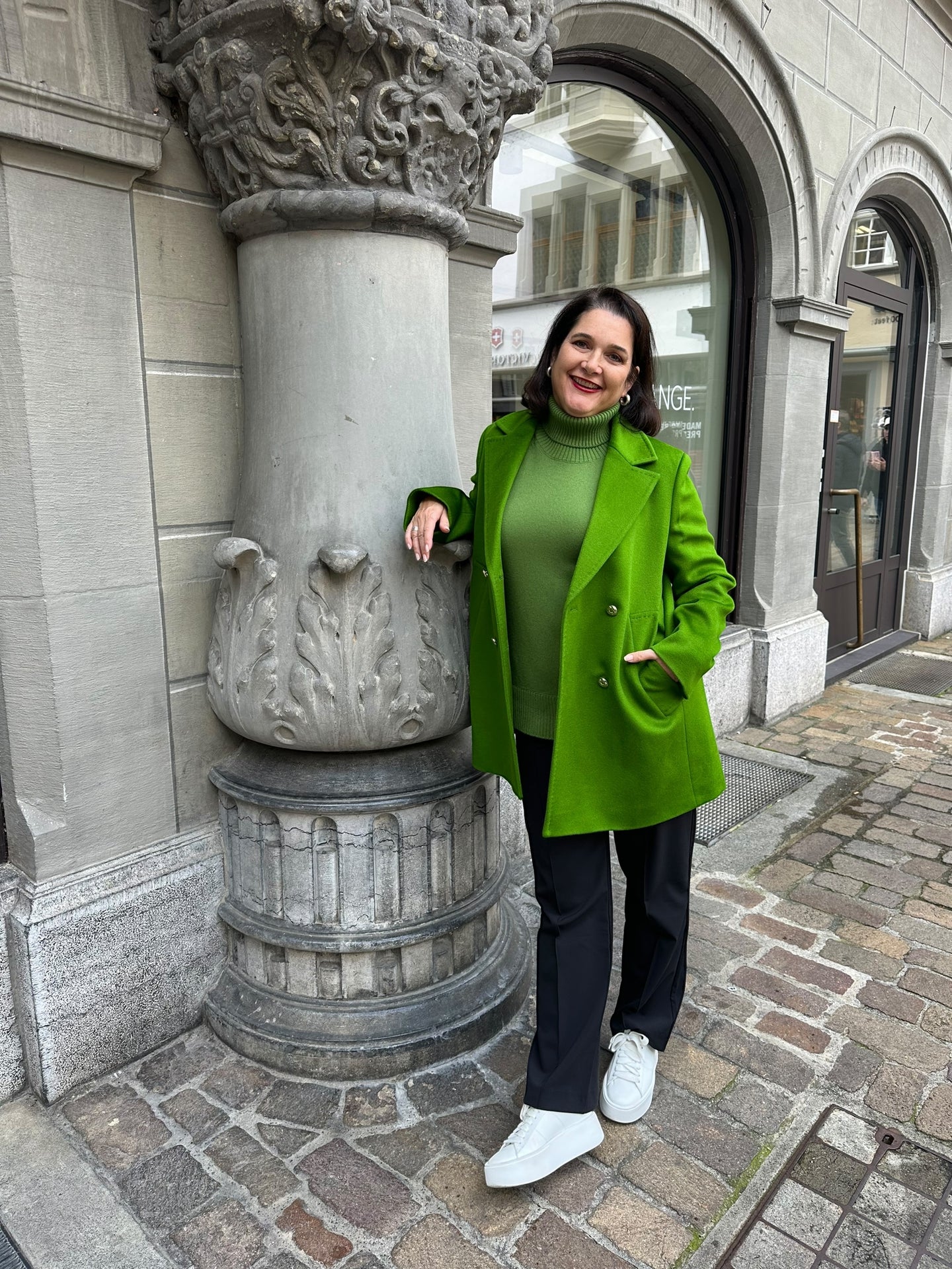Pulli und Jacke in Grün mit schwarzer Hose_ ELENA MIRO_grosse Grössen_DE BOER plus Luzern