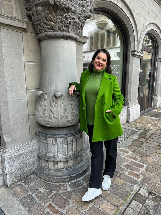 Pulli und Jacke in Grün mit schwarzer Hose_ ELENA MIRO_grosse Grössen_DE BOER plus Luzern