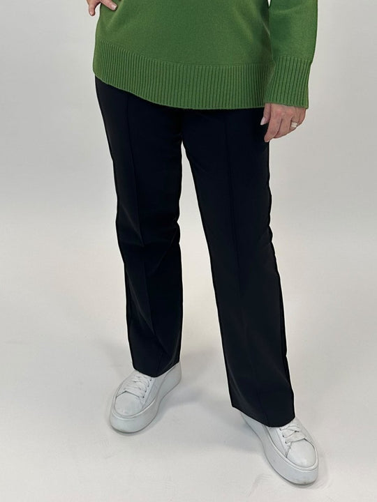 Hose aus technischem Material von ELENA MIRO_grosse Grössen_DE BOER plus Luzern