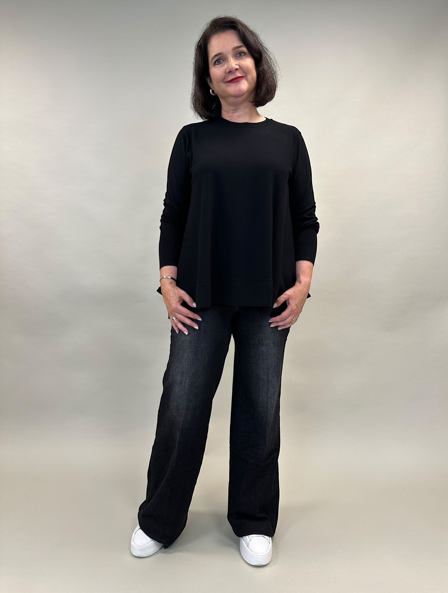 rundhals Pullover und schwarze Jeans mit abnehmbarem Kragen von Elena Mirò - grosse Grössen - DE BOER plus Luzern