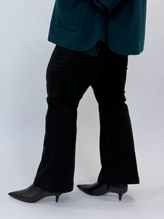 schwarze Jeans mit leichtem Kick von Elen Mirò_grosse Grössen_DE BOER plus Luzern_1