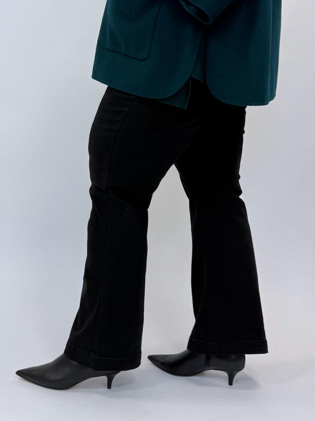 schwarze Jeans mit leichtem Kick von Elen Mirò_grosse Grössen_DE BOER plus Luzern_1