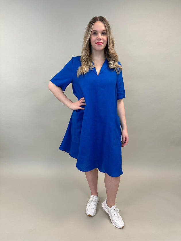 königblaues Leinenkleid knieumspielend von Elena Miro_grosse Grössen_DE BOER plus Luzern 