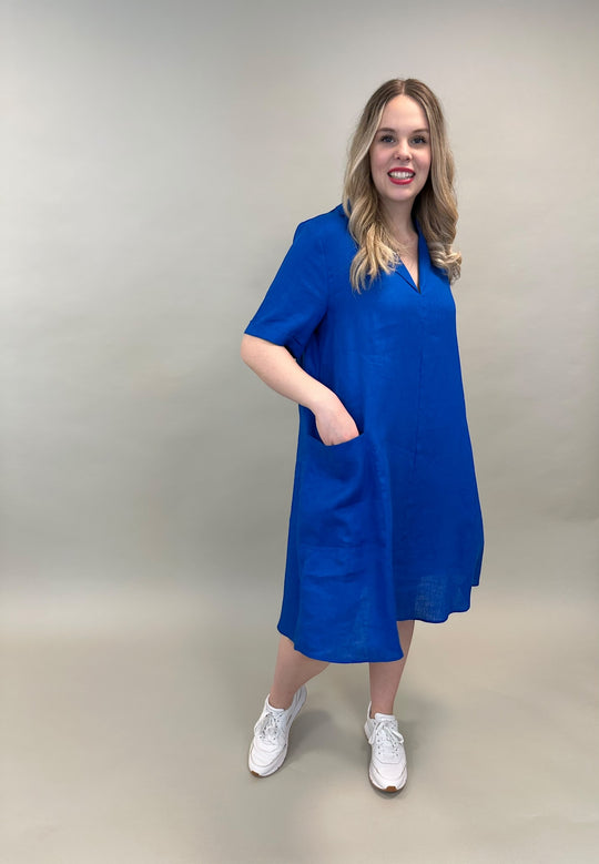 königblaues Leinenkleid knieumspielend von Elena Miro_grosse Grössen_DE BOER plus Luzern