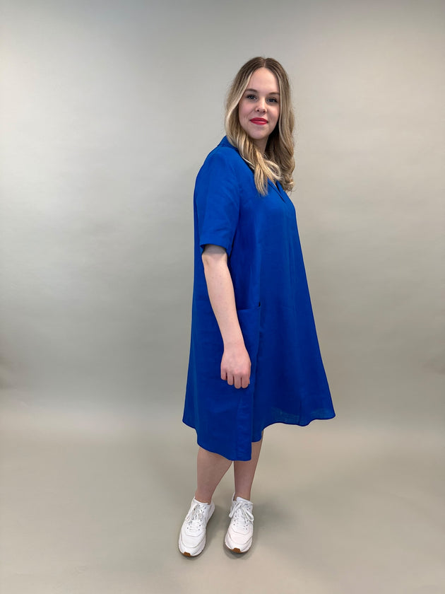 königblaues Leinenkleid knieumspielend von Elena Miro_grosse Grössen_DE BOER plus Luzern