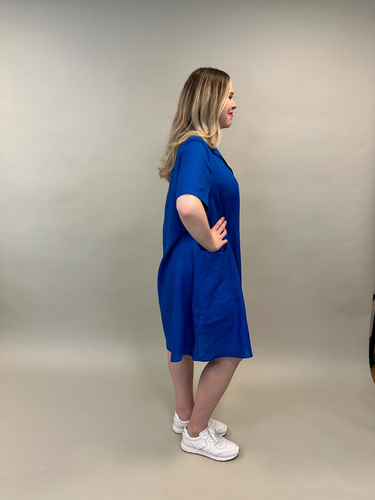 königblaues Leinenkleid knieumspielend von Elena Miro_grosse Grössen_DE BOER plus Luzern