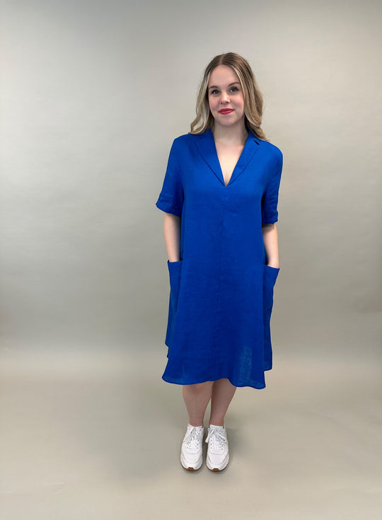 königblaues Leinenkleid knieumspielend von Elena Miro_grosse Grössen_DE BOER plus Luzern