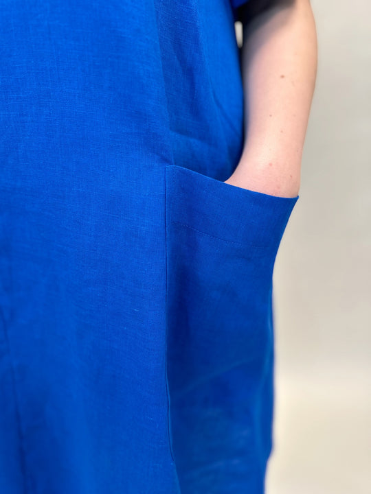 königblaues Leinenkleid knieumspielend von Elena Miro_grosse Grössen_DE BOER plus Luzern