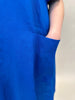 königblaues Leinenkleid knieumspielend von Elena Miro_grosse Grössen_DE BOER plus Luzern