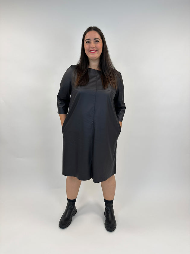 Leder Fake-Lederkleid in leichter A-Form von Hindahl&Skudenly - grosse Grössen - DE BOER plus Luzern