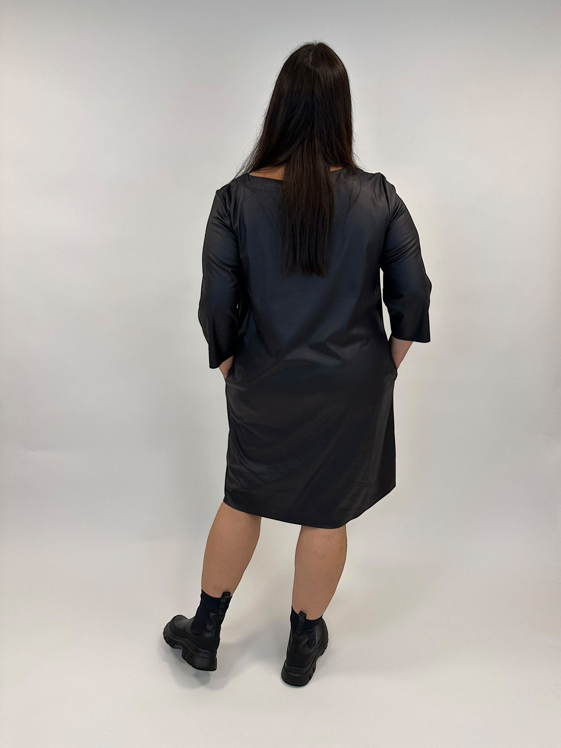 Leder Fake-Lederkleid in leichter A-Form von Hindahl&Skudenly - grosse Grössen - DE BOER plus Luzern