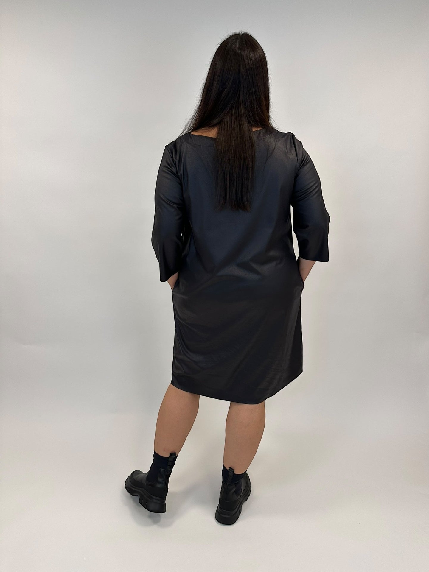 Leder Fake-Lederkleid in leichter A-Form von Hindahl&Skudenly - grosse Grössen - DE BOER plus Luzern