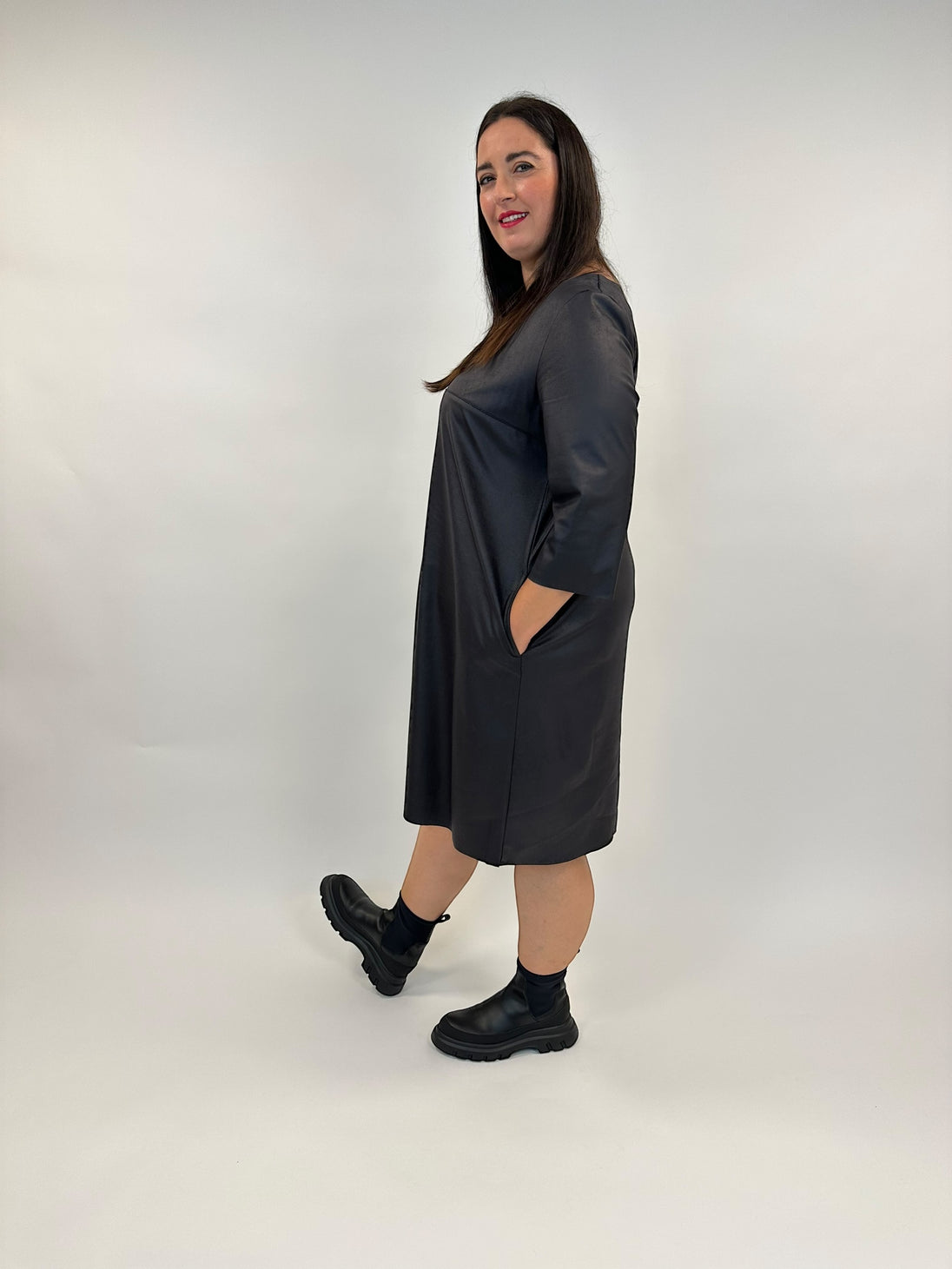 Leder Fake-Lederkleid in leichter A-Form von Hindahl&Skudenly - grosse Grössen - DE BOER plus Luzern