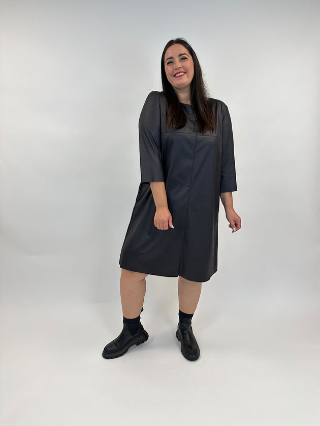 Leder Fake-Lederkleid in leichter A-Form von Hindahl&Skudenly - grosse Grössen - DE BOER plus Luzern