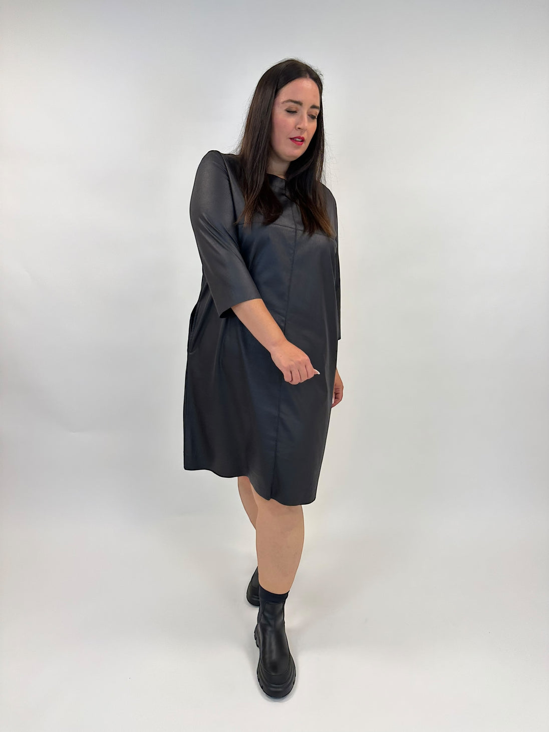 Leder Fake-Lederkleid in leichter A-Form von Hindahl&Skudenly - grosse Grössen - DE BOER plus Luzern