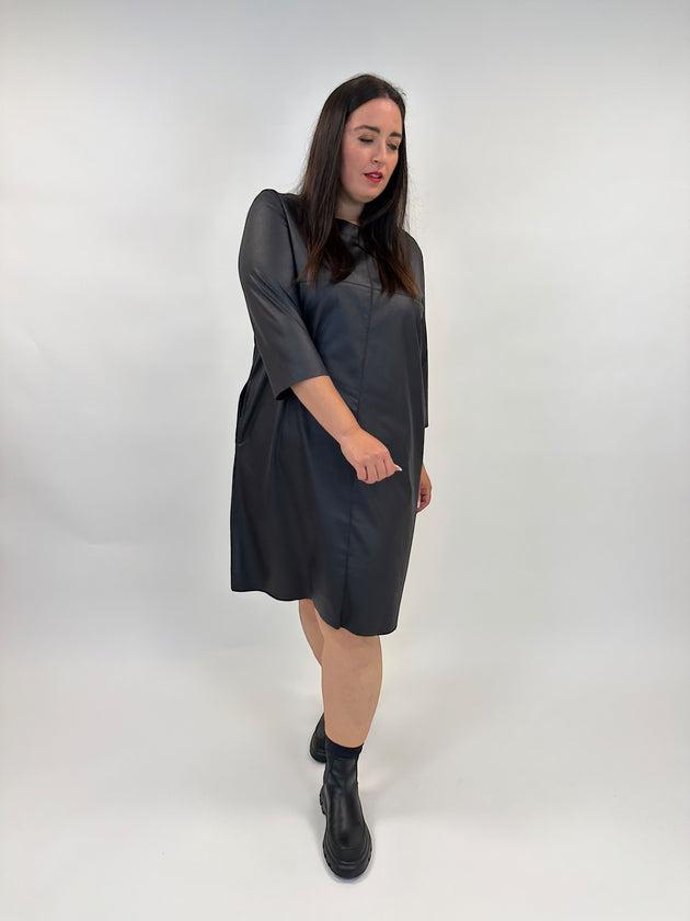 Leder Fake-Lederkleid in leichter A-Form von Hindahl&Skudenly - grosse Grössen - DE BOER plus Luzern
